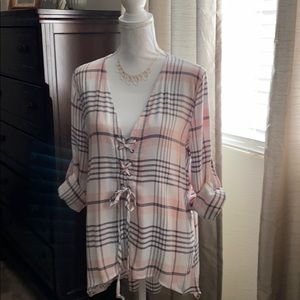 🌺 Grace & Lace hi-low layering shirt. EUC